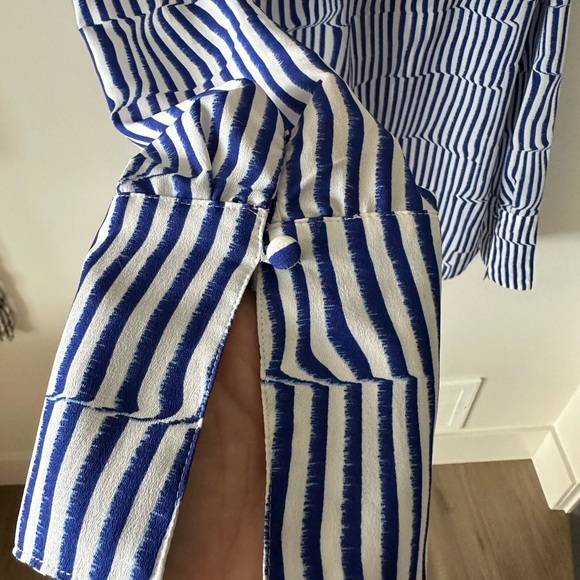 Banana Republic blouse 💙 - Picture 3 of 5